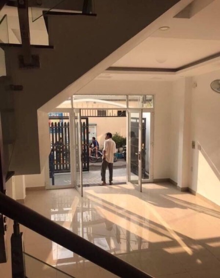 Cho thuê nhà HXH CMT8, diện tích 5x15m thương lượng mạnh