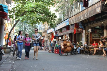 Cho thuê nhà nguyên căn mặt phố Hàng Giấy, khu phố tây cổ kính, kinh doanh vô địch., 100m2, 2 phòng ngủ, 2 toilet