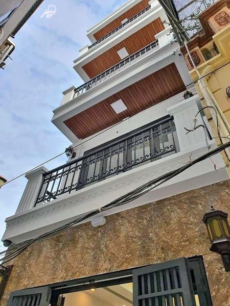 Cho thuê nhà Văn Cao đẹp bấn loạn. 45m2. MT 4.2m. Ban công từng phòng. Cực rẻ 15tr, 45m2, 4 phòng ngủ, 4 toilet