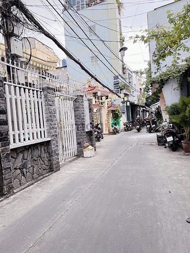 Cho thuê Nhà Quận 4: 133m2 KDC hiện hữu, ngang 5m dài 25m (nở hậu), 133m2, 5 phòng ngủ, 5 toilet