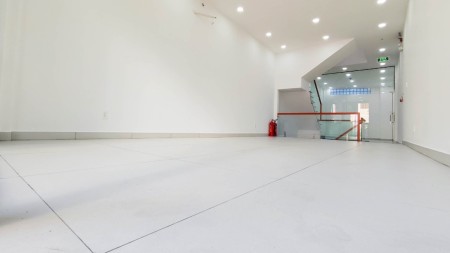 Cho thuê Nhà 1 trệt, 1 lửng, 2 lầu và sân thượng MT đường Trần Quang Khải quận 1.