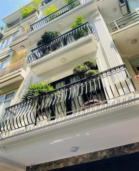 Cho thuê nhà Trung Hòa, CG. 62m2. 5 ngủ 5 điều hòa. Phòng cực rộng. Sàn gỗ. 16tr/tháng