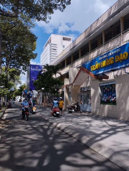 Cho thuê nhà nguyên căn như hình,1 trệt 1 gác, 3,5 x 7, gần Nguyễn Trãi, Q1. LH 0939609011