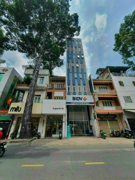 Nhà mặt tiền Võ Văn Tần Phường 6, Quận 3. DT: 4x28m. K/c 6 tầng thang máy sàn suốt. Giá thuê: 115 tr