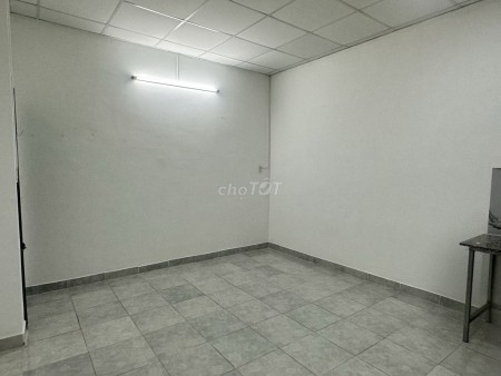 NHÀ CHO THUÊ NGAY NGÃ TƯ PHÚ NHUẬN