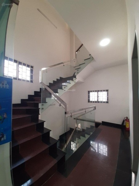 Cho thuê nhà nguyên căn trống suốt 1 trệt 5 lầu 105M2 cách Giga Mall 350m