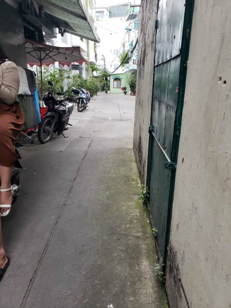 Chợ Bà Chiểu - Cho Thuê Nhà Nguyên Căn - HXH - 1 Căn Ra MT - Giá Rẻ ., 30m2, 2 phòng ngủ, 1 toilet