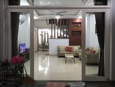 Cho thuê nhà 2 tầng mặt tiền đường Nguyễn Xuân Khoát, gần Cầu Rồng, Sơn Trà