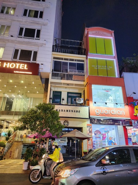 Giá rẻ 69tr! Cho thuê MT duy nhất Đ. Nguyễn Trãi Q1 - 4*20m lề 8m