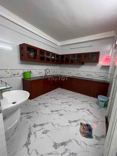 Cho thuê nhà ngay góc ngã tư 42m2 4 phòng ngủ