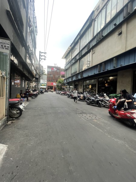 Cho thuê nhà hẻm xe tải số 606 Đường 3/2, P.14, Q.10. 4m x 16m,1 trệt, 1 lầu, 1 lửng, 17 triệu/tháng