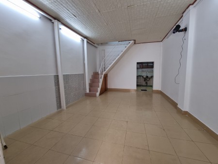 Cho thuê nhà 3 tầng gồm 3PN 2WC hẻm 357 đường CMT8, Q10 giá 11tr