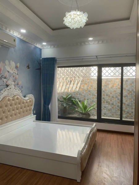 Cho thuê Biệt thự Tô Ngọc Vân P15 Gò Vấp - Sân để được 2 xe hơi và 10 xe máy, 160m2, 3 phòng ngủ, 3 toilet