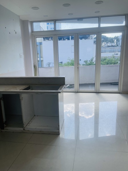 Cho thuê Sư Vạn Hạnh Quận 10. Nhà mới ngang 6m. Thang máy Giá chỉ 50 triệu