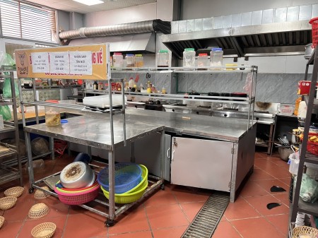 Cho thuê nhà nguyên căn làm cửa hàng ngay mặt phố Đặng Văn Ngữ, 400m2, 1 phòng ngủ, 1 toilet