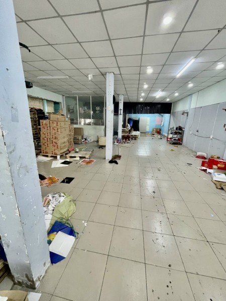 Cho thuê nguyên căn mặt tiền đường Lê Lâm 12x20m. Trệt suốt. 36 triệu, 240m2, 1 phòng ngủ, 1 toilet