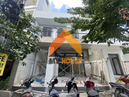 Em xinh em đứng 1 mình vẫn xinh - Mặt bằng ngay Trần Não Quận 2 mới