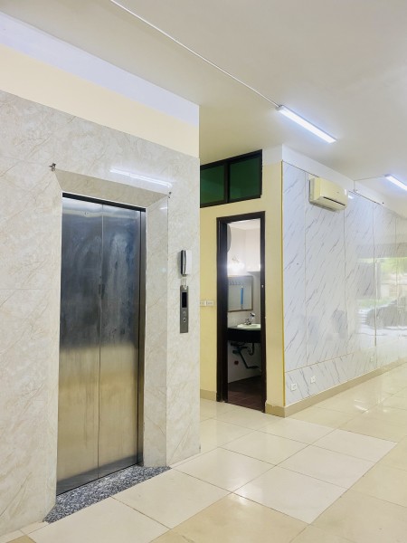 Cho thuê nhà mặt phố Lạc Long Quân, 80m2, , 2 toilet