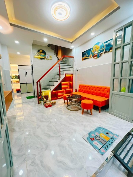 Cho thuê nhà mới có nội thất phong cách hiện đại, sang trọng đường Phạm Hùng.