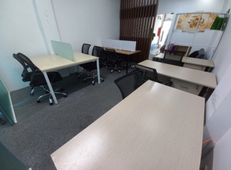 Cho thuê văn phòng view kính mặt tiền đường, đầy đủ nội thất văn phòng