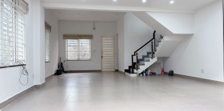 Cho thuê nhà MT 132B CMT8, Quận 3, 6x8m, 2 tầng trống suốt, giá 30tr