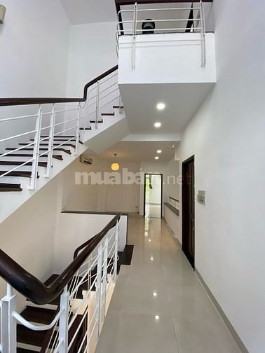 Cho thuê nhà nguyên căn Nguyễn Văn Linh, phường Tân Phong, QUẬN 7. Diện tích : 7x18m