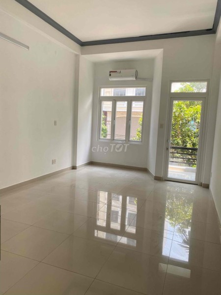 Nhà trống mặt tiền đường lớn rộng đường Phú Thuận phường Phú Thuận quận 7 80m2