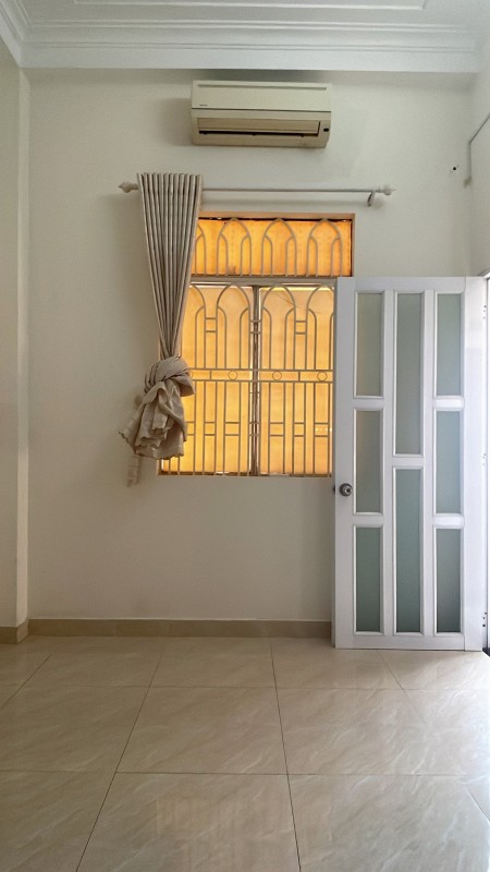 Cho thuê nhà góc 2MT 15 Đường C1, P13, Tân Bình, 3 tầng, sẵn máy lạnh