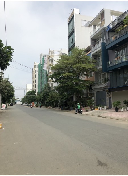 Cho thuê nhà 3 lầu mt đường Cao Thị Chính P Phú Thuận Q7. Đường 24m sát Phú Mỹ Hưng chỉ 24 tr/tháng