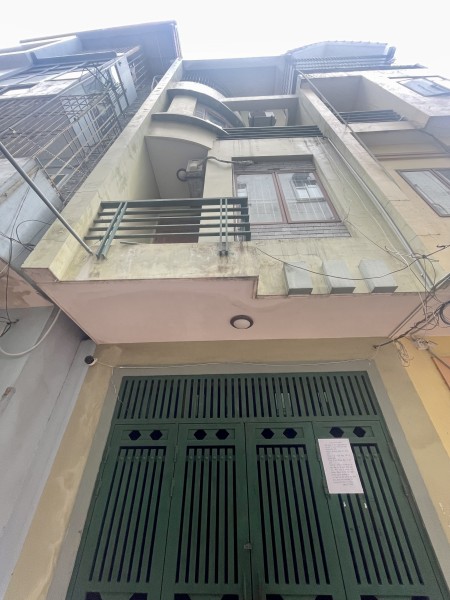 Chính chủ cho thuê nhà nguyên căn 4 tầng, 4PN, mặt ngõ số 1 Lĩnh Nam quận Hoàng Mai