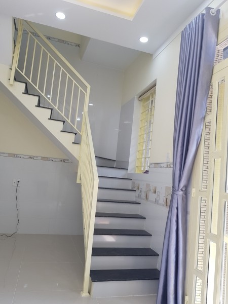 Nhà mới xây 4pn hẻm xe tải, sẵn máy lạnh, quạt, rèm