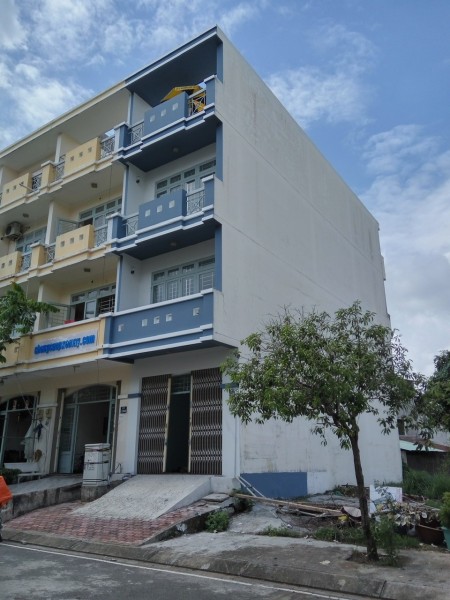 Nhà 1 trệt 3 lầu, 4pn 4wc, đối diện công viên mát mẻ. Sát bên Phạm Văn Đồng