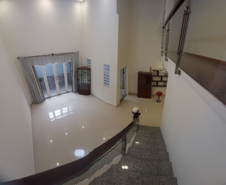 Nhà đẹp, sẵn nội thất cơ bản, gần bên Vincom Thủ ĐỨc