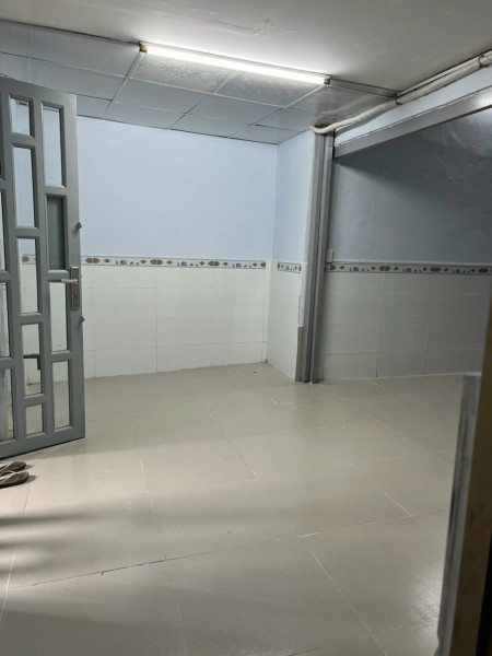 Cho thue nhà nguyên căn Hoàng Diệu, phường 8 quận 4. Gần chợ, trường tiểu học, THCS.
