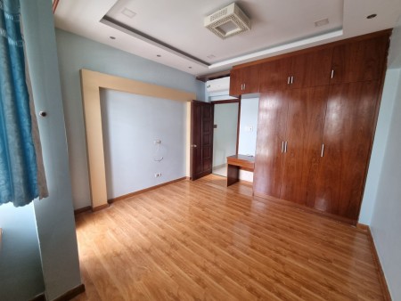 Nhà mặt tiền kinh doanh đa ngành nghề, 1 trệt 3 lầu, 4pn 4wc, sẵn nội thất.