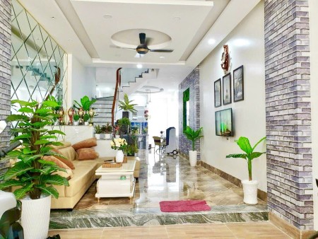 Cho thuê nhà phố nguyên căn Mặt Tiền Đường lớn, nhà mới đẹp, hướng mát mẻ