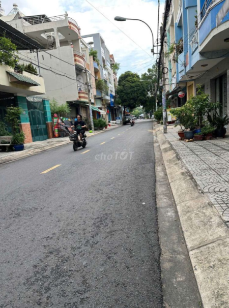 Nhà 1 trệt 2 lầu, hẻm xe hơi, nhiều tiện ích