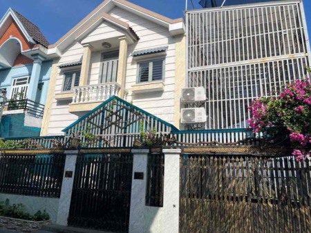 Nhà biệt thự Xuân Thới Đông, Hóc Môn, 10x13, đúc 1 lầu