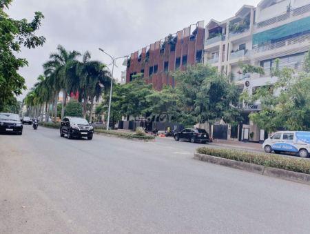 Nhà cho thuê khu dân cư Him Lam, quận 7, 5 PN - 6WC, thích hợp làm văn phòng, spa,...