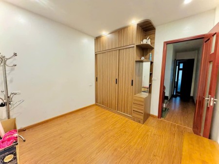 Nhà riêng cho thuê lâu dài tại Phố Trạm, Long Biên, HN có thể ở và/hoặc văn phòng "10.x triệu"