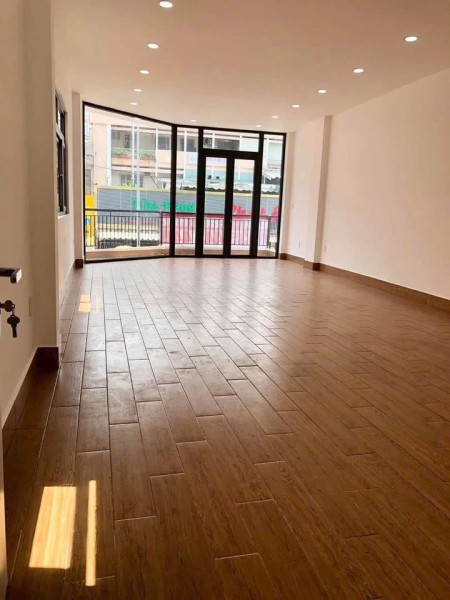 Nhà căn góc 2 mặt tiền tại Lê Hồng Phong, Q5, DT 125m2, phù hợp KD đa ngành, giá TL