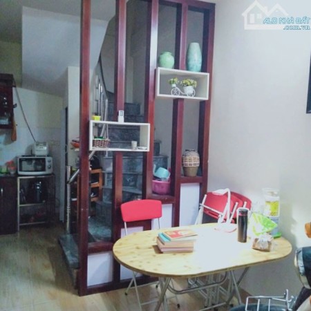 Cho thuê nhà ngõ 467 Lĩnh Nam 5 tầng x 30m2, 3 ngủ, 4 vệ sinh, 9 Triệu ở gđ, nhóm 6 người