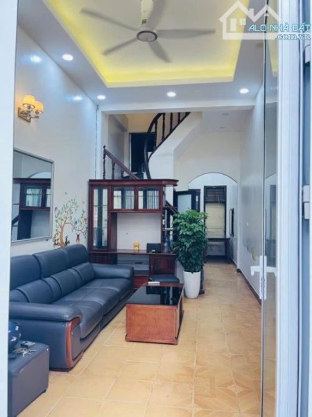 Cho thuê nhà nguyên căn ngõ 161 Thịnh Quang 45m2, 4 tầng x 4 ngủ, 14.5 Triệu