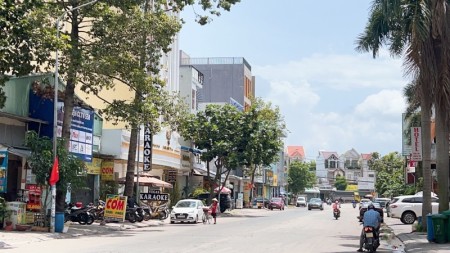 Cho thuê nhà 4 Tầng Ngang 15m, dtst 1360m2,ngay Vincom 550