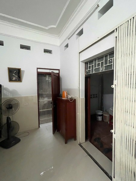 Cho thuê nhà ngõ 345 Khương Trung 40m2 x 2 tầng, 3 ngủ, 1 wc, 1 nhà tắm 8 triệu
