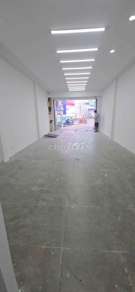 CHO THUÊ NHÀ MẶT TIỀN – 196 CMT8, P.10, Q.3. Diện tích: 4,4 x 24m (nở hậu 7m)