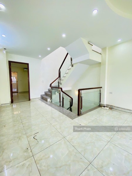 Cho thuê nhà 3 tầng hẻm xe hơi Lã Xuân Oai, gần cầu Tăng Long, trường Đh Marketing