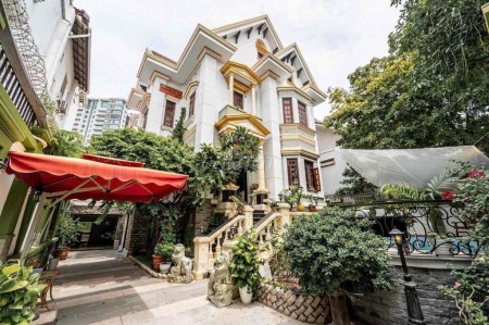 Biệt thự có hồ bơi sân vườn cho thuê tại Thảo Điện Q2, Trệt, 2 lầu – gồm 7 phòng ngủ, full nội thất