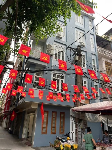 Cho thuê nhà Lô góc ô tô Xuân Thuỷ 5 tầng x 50m2, 6PN, 4 WC, 30 Triệu, 50m ra M.phố