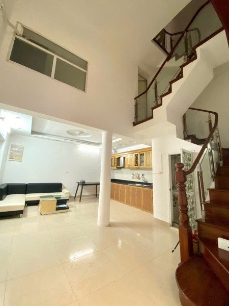 Cho thuê nhà Phố Chính Kinh, 43m2 x 2.5 tầng, 2 ngủ, 2 vệ sinh, 11 Triệu